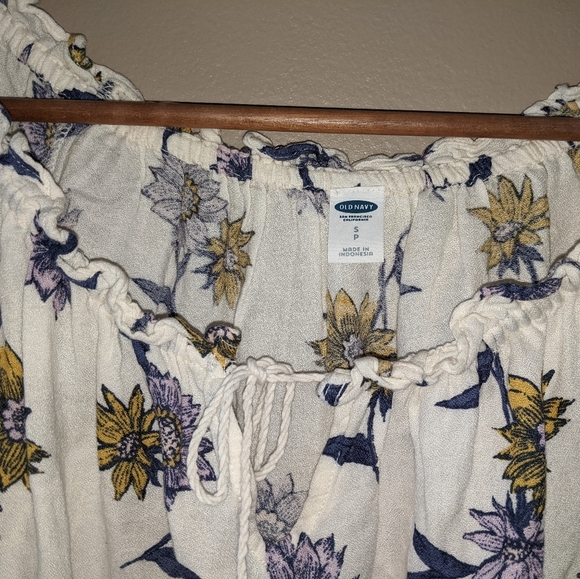 *$5 with bundleSuper cute Sunflower Old Navy Top - Picture 10 of 14